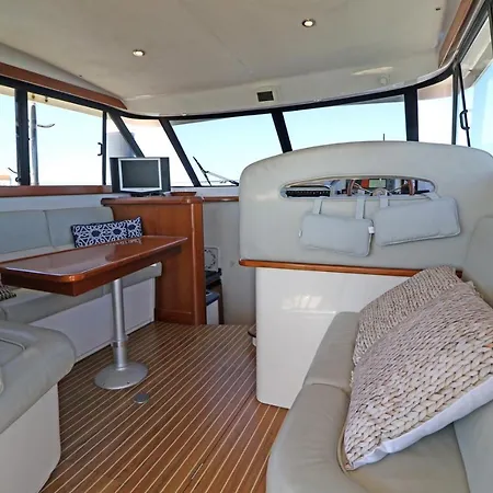 Private Yacht, We Our Guests 船屋