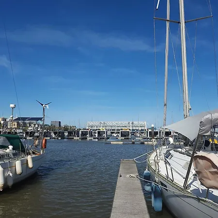 Private Yacht, We Our Guests 船上ホテル リスボン