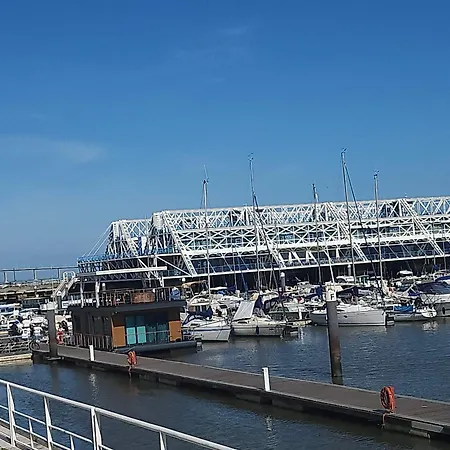 Private Yacht, We Our Guests 船上ホテル リスボン