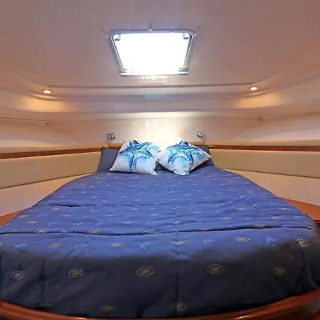 Bateau-hôtel Private Yacht, We Our Guests *